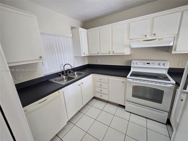 9461 Evergreen Place 305, Davie, FL 33324