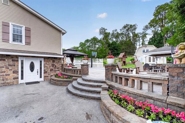 46 Camelot Road, Poughkeepsie, NY 12601