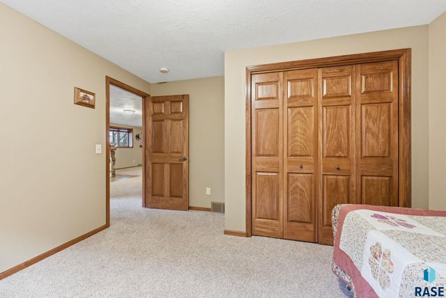 1905 S Shaw Ave Avenue, Sioux Falls, SD 57106