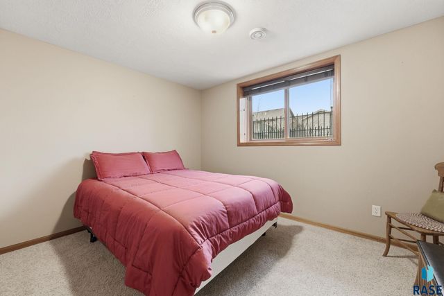 1905 S Shaw Ave Avenue, Sioux Falls, SD 57106