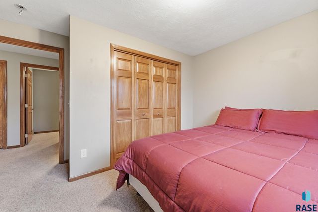 1905 S Shaw Ave Avenue, Sioux Falls, SD 57106