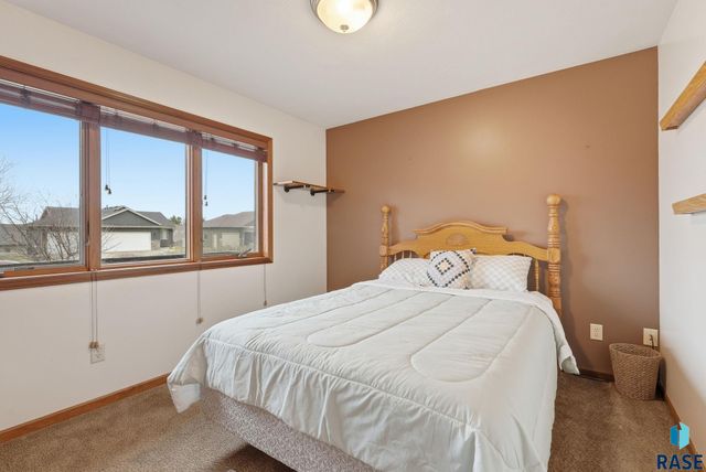1905 S Shaw Ave Avenue, Sioux Falls, SD 57106