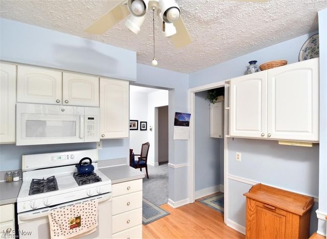 1500 Lauderdale Avenue, Lakewood, OH 44107