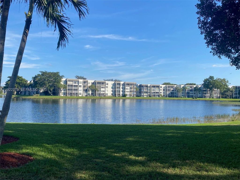 9420 Poinciana Place 214, Davie, FL 33324
