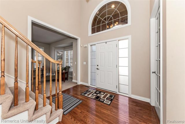 24695 Wedgewood Dr, South Lyon, MI 48178