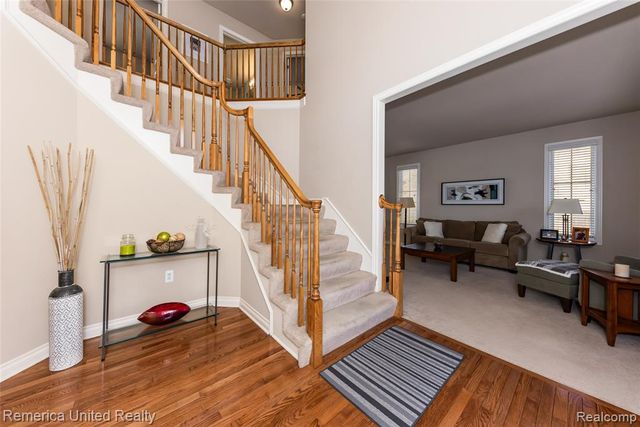 24695 Wedgewood Dr, South Lyon, MI 48178