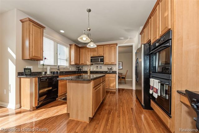 24695 Wedgewood Dr, South Lyon, MI 48178