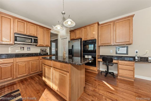 24695 Wedgewood Dr, South Lyon, MI 48178