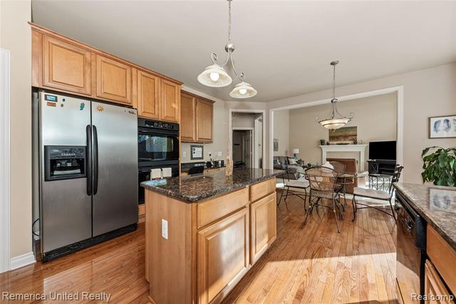 24695 Wedgewood Dr, South Lyon, MI 48178