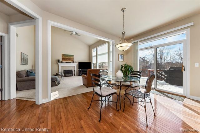 24695 Wedgewood Dr, South Lyon, MI 48178