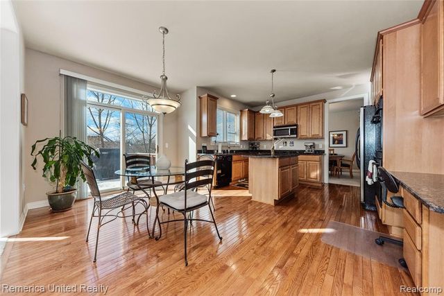 24695 Wedgewood Dr, South Lyon, MI 48178