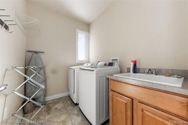 24695 Wedgewood Dr, South Lyon, MI 48178