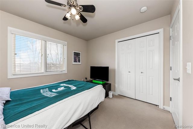 24695 Wedgewood Dr, South Lyon, MI 48178