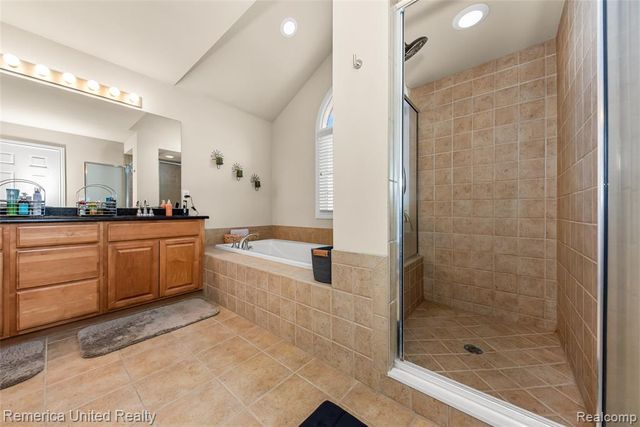 24695 Wedgewood Dr, South Lyon, MI 48178