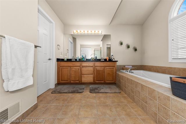 24695 Wedgewood Dr, South Lyon, MI 48178