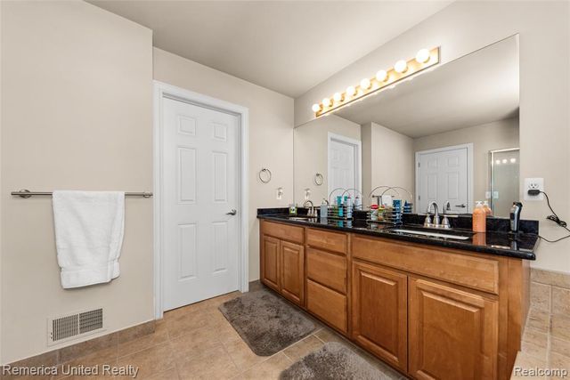 24695 Wedgewood Dr, South Lyon, MI 48178