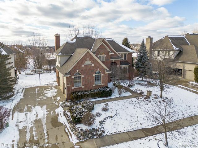 24695 Wedgewood Dr, South Lyon, MI 48178