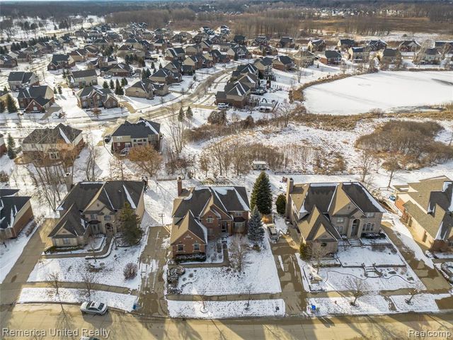 24695 Wedgewood Dr, South Lyon, MI 48178