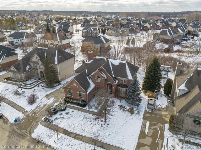 24695 Wedgewood Dr, South Lyon, MI 48178