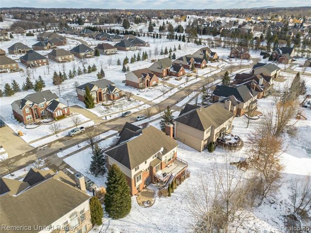 24695 Wedgewood Dr, South Lyon, MI 48178