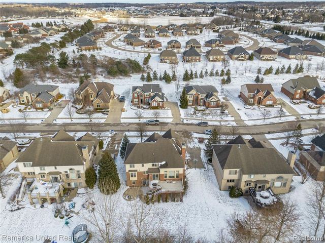 24695 Wedgewood Dr, South Lyon, MI 48178