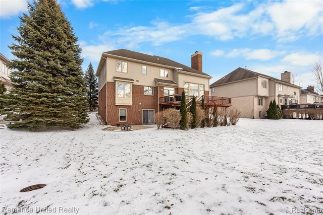 24695 Wedgewood Dr, South Lyon, MI 48178