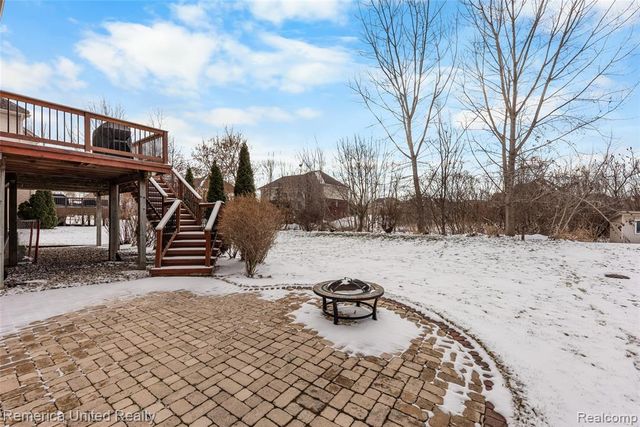 24695 Wedgewood Dr, South Lyon, MI 48178