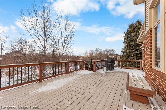 24695 Wedgewood Dr, South Lyon, MI 48178