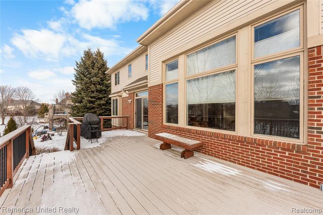 24695 Wedgewood Dr, South Lyon, MI 48178