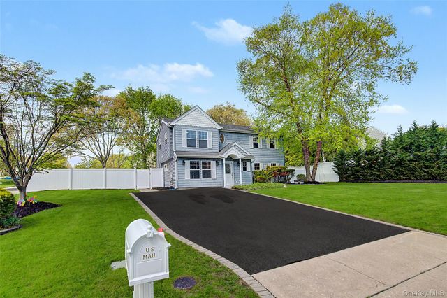 6 Lyons Lane, Coram, NY 11727