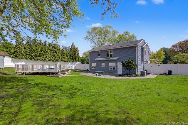 6 Lyons Lane, Coram, NY 11727