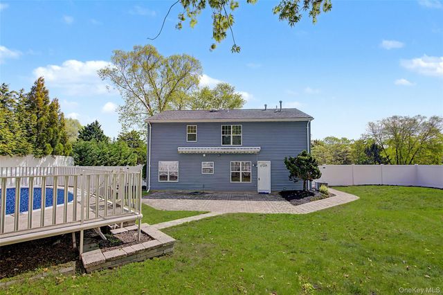 6 Lyons Lane, Coram, NY 11727