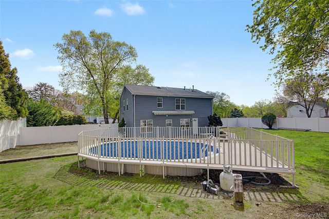 6 Lyons Lane, Coram, NY 11727