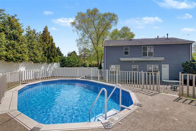 6 Lyons Lane, Coram, NY 11727