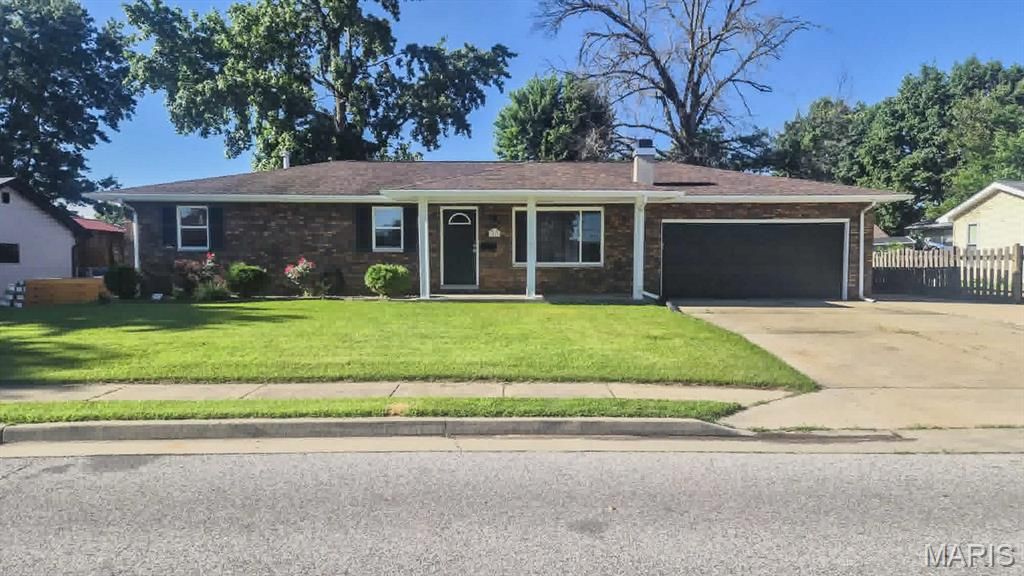 Image 1 of property listing at 2574 Stratford Lane, Granite City, IL 62040