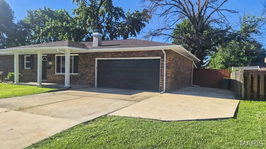 Image 2 of property listing at 2574 Stratford Lane, Granite City, IL 62040