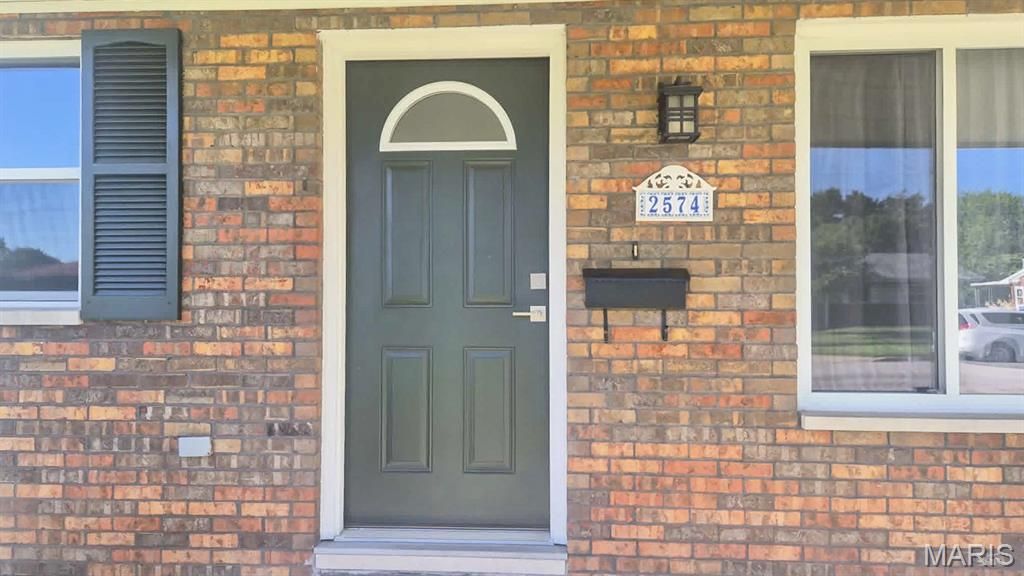 Image 3 of property listing at 2574 Stratford Lane, Granite City, IL 62040