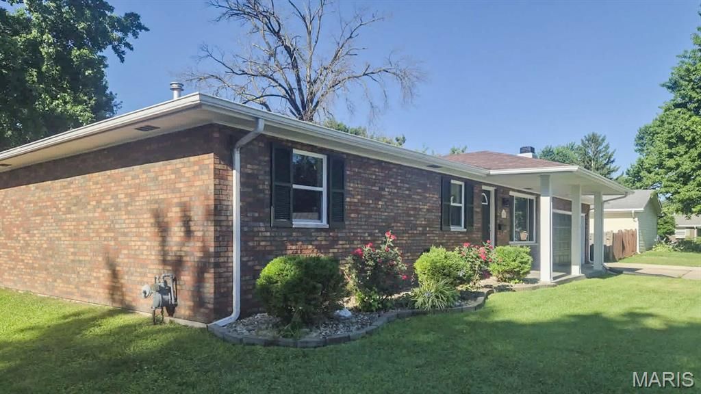 Image 4 of property listing at 2574 Stratford Lane, Granite City, IL 62040