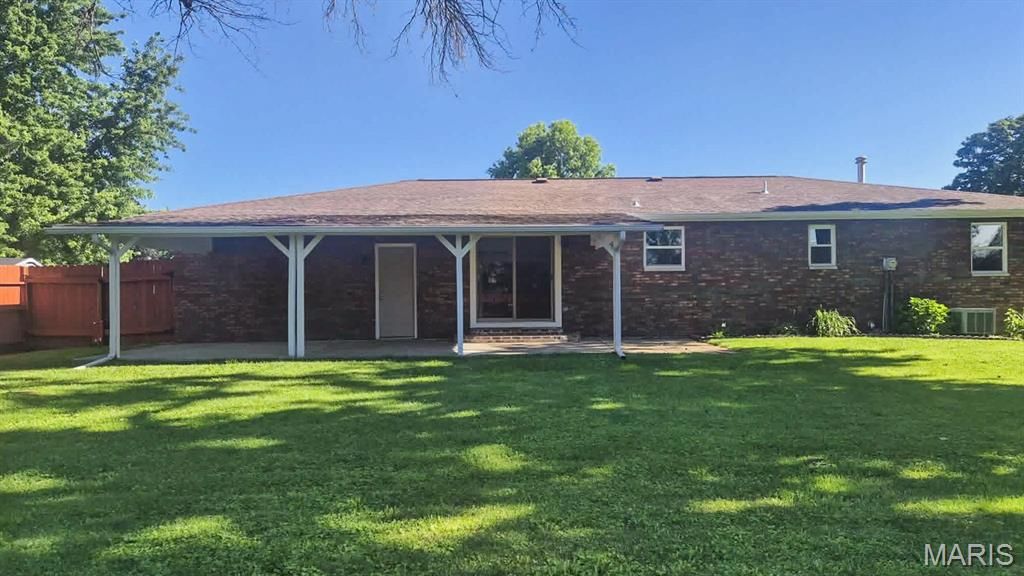 Image 6 of property listing at 2574 Stratford Lane, Granite City, IL 62040