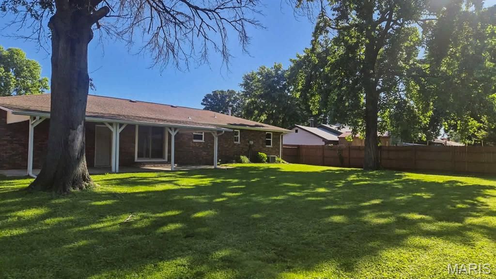 Image 7 of property listing at 2574 Stratford Lane, Granite City, IL 62040