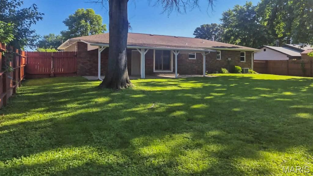 Image 8 of property listing at 2574 Stratford Lane, Granite City, IL 62040