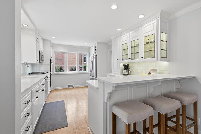 6209 N Berkeley BOULEVARD, Whitefish Bay, WI 53217