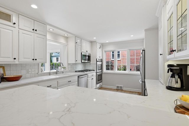 6209 N Berkeley BOULEVARD, Whitefish Bay, WI 53217