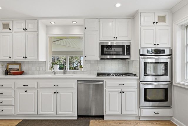 6209 N Berkeley BOULEVARD, Whitefish Bay, WI 53217