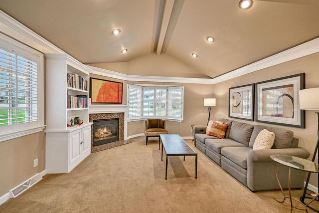 6209 N Berkeley BOULEVARD, Whitefish Bay, WI 53217