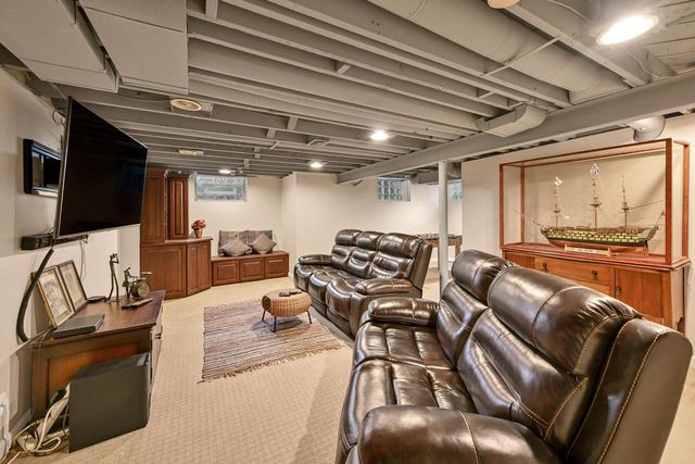 6209 N Berkeley BOULEVARD, Whitefish Bay, WI 53217