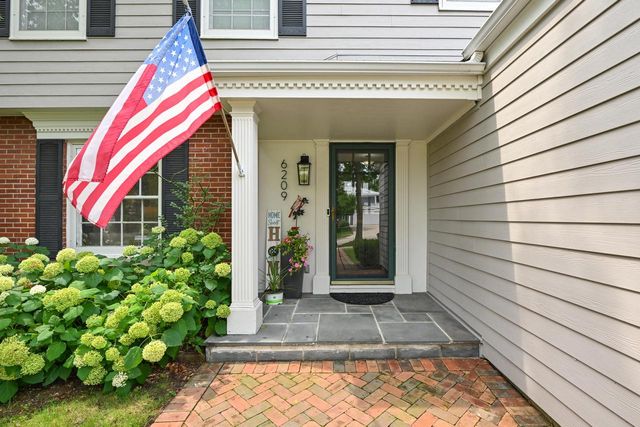 6209 N Berkeley BOULEVARD, Whitefish Bay, WI 53217