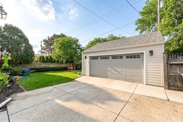 6209 N Berkeley BOULEVARD, Whitefish Bay, WI 53217