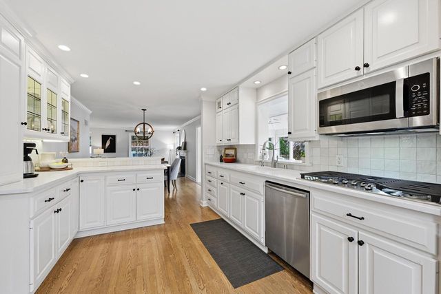 6209 N Berkeley BOULEVARD, Whitefish Bay, WI 53217
