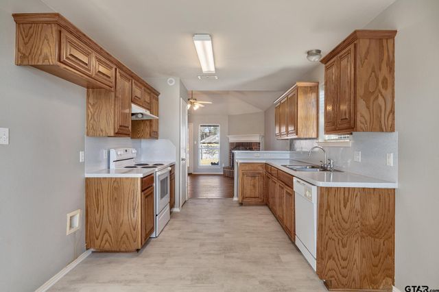 7000 Ranch Hill Drive, Flint, TX 75762